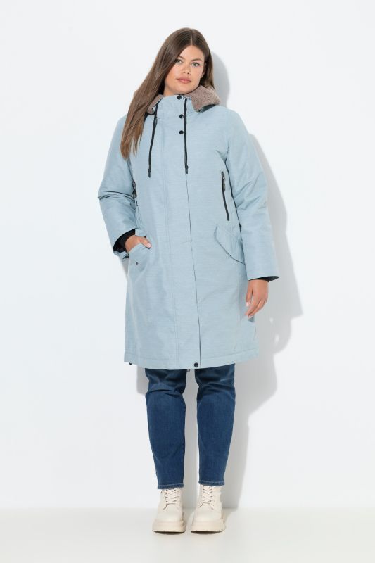 Veste technique. Capuche avec intérieur en polaire bouclée. Fermeture zippée