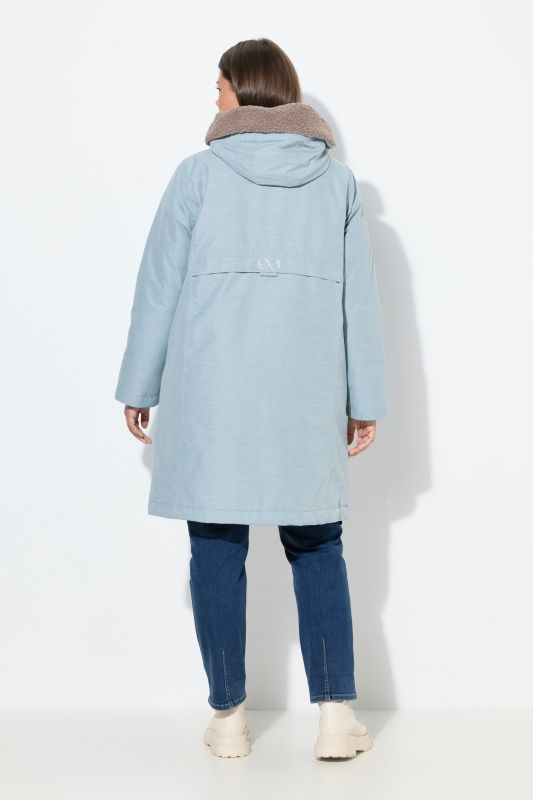 Veste technique. Capuche avec intérieur en polaire bouclée. Fermeture zippée