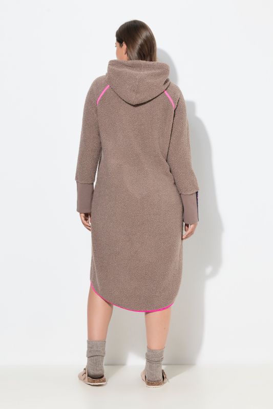Robe en polaire bouclée. Capuche. Label OEKO-TEX