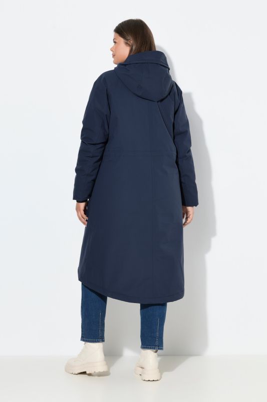 Manteau technique à capuche. Fermeture éclair à double sens. Doubles poches