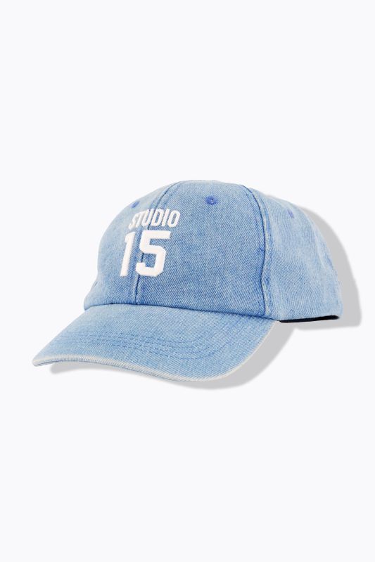 Casquette aspect jean avec une broderie
