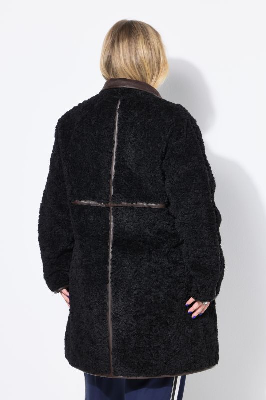 Manteau évasé en fausse fourrure, coutures fantaisie