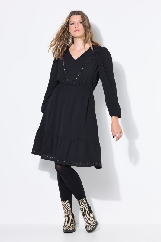 Robe évasée à col en V et rivets