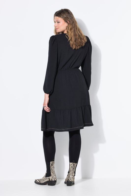 Robe évasée à col en V et rivets