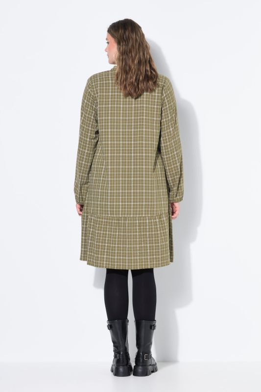 Robe courte et évasée, motif à carreaux, patte de boutonnage et volant à l'ourlet