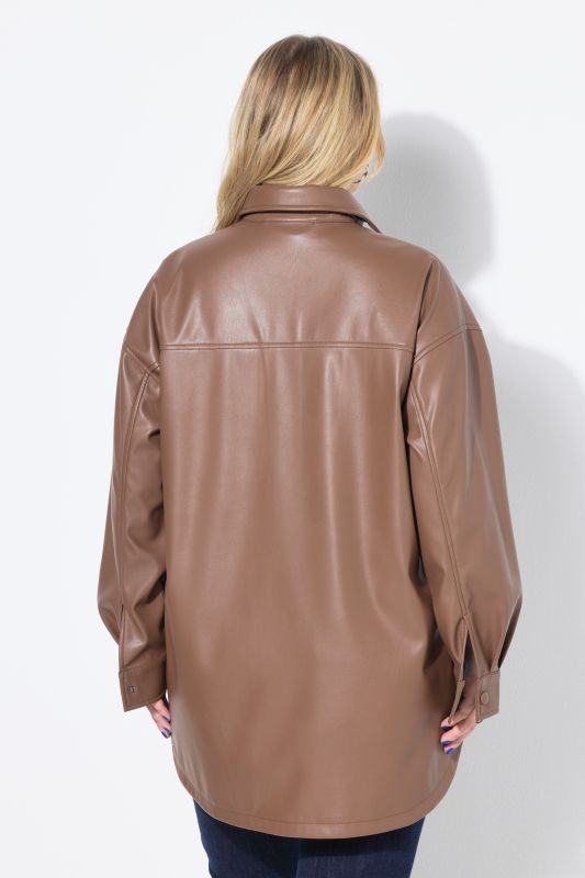 Chemise oversize en simili. Manches longues et poches poitrine