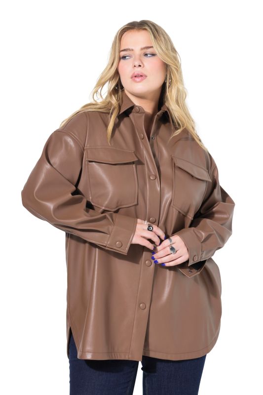 Chemise oversize en simili. Manches longues et poches poitrine
