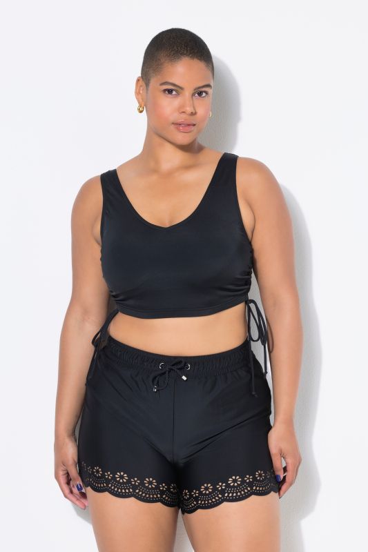 Short de bain à taille élastique. Jambe large et découpes au laser