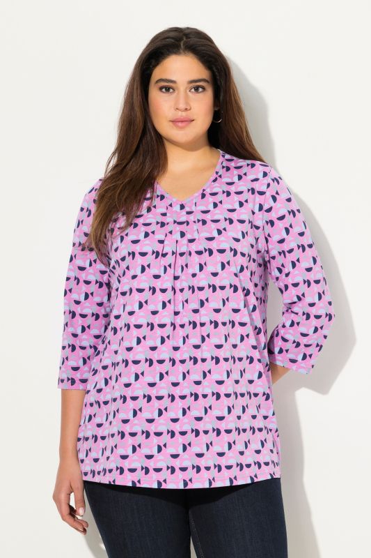 T-shirt avec plis fantaisie. Col en V et manches 3/4, coupe évasée.