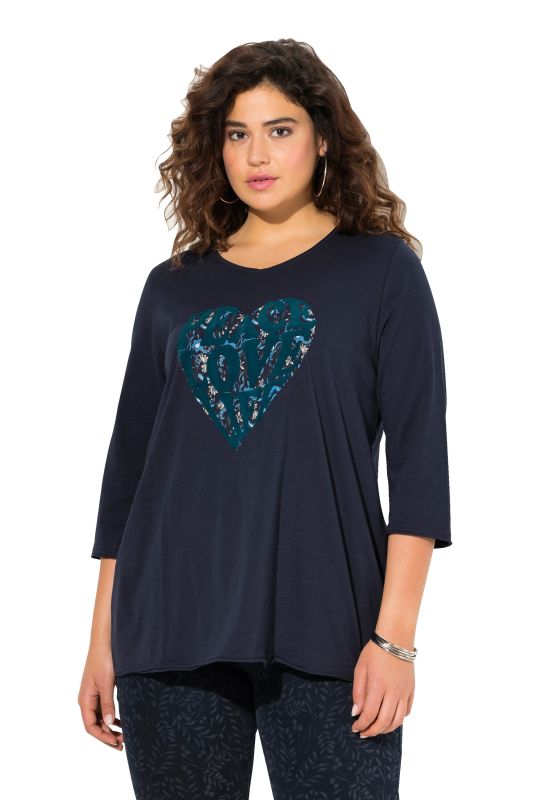 T-shirt col en V et manches longues. Motif cœur et coupe évasée.