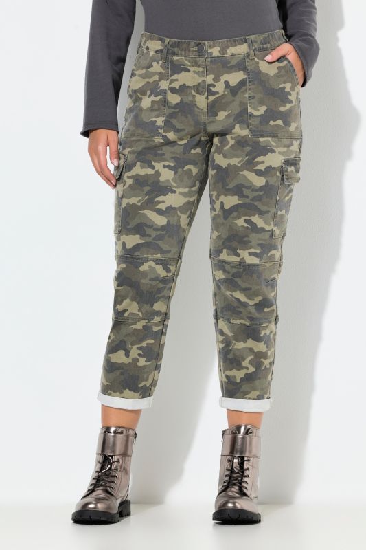Pantalon boyfriend à motif camouflage, ourlet effiloché et matière stretch