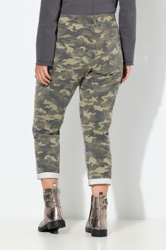 Pantalon boyfriend à motif camouflage, ourlet effiloché et matière stretch