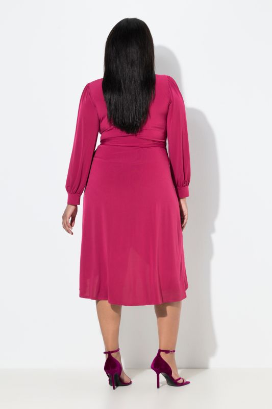 Robe cache-cœur, longueur midi, manches longues ballon, décolleté en V et ceinture à nouer