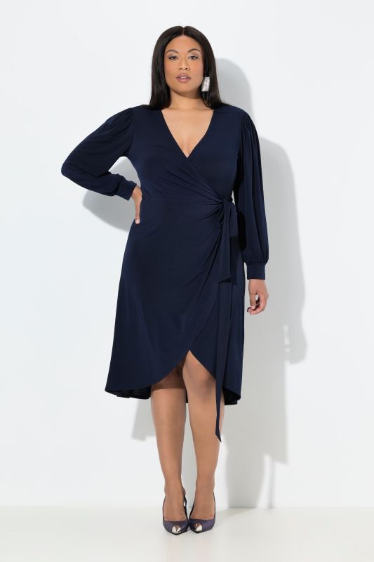 Robe cache-cœur, longueur midi, manches longues ballon, décolleté en V et ceinture à nouer