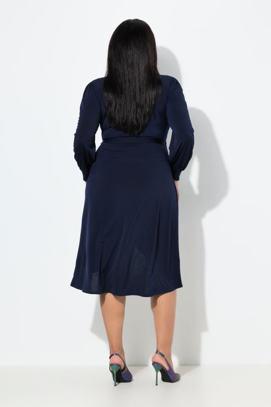 Robe cache-cœur, longueur midi, manches longues ballon, décolleté en V et ceinture à nouer