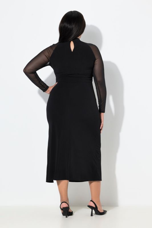 Robe longueur maxi, effet drapé, col montant et manches raglan