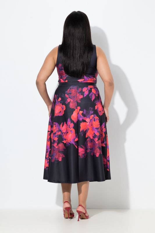 Robe maxi en tissu scuba sans manches à fleurs. Coupe trapèze
