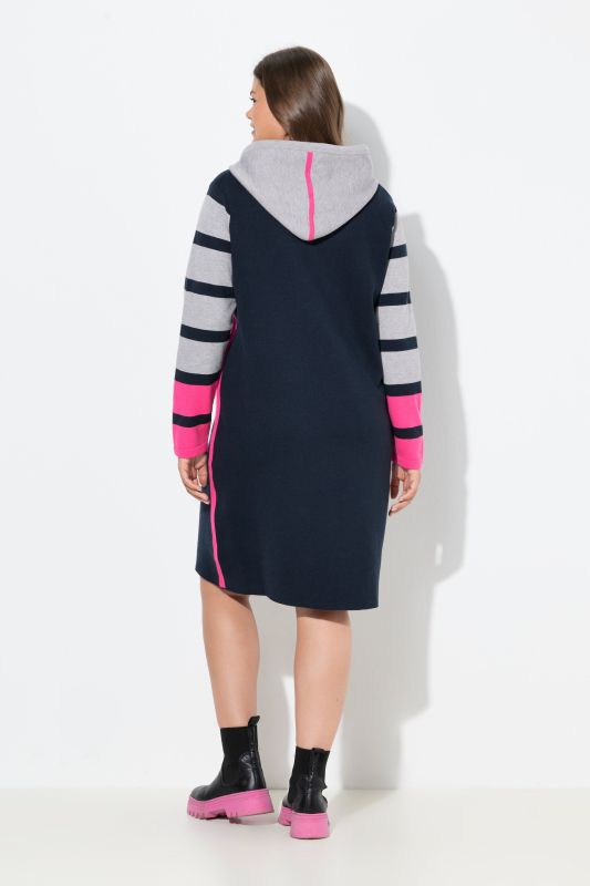 Robe en maille. Manches longues et capuche