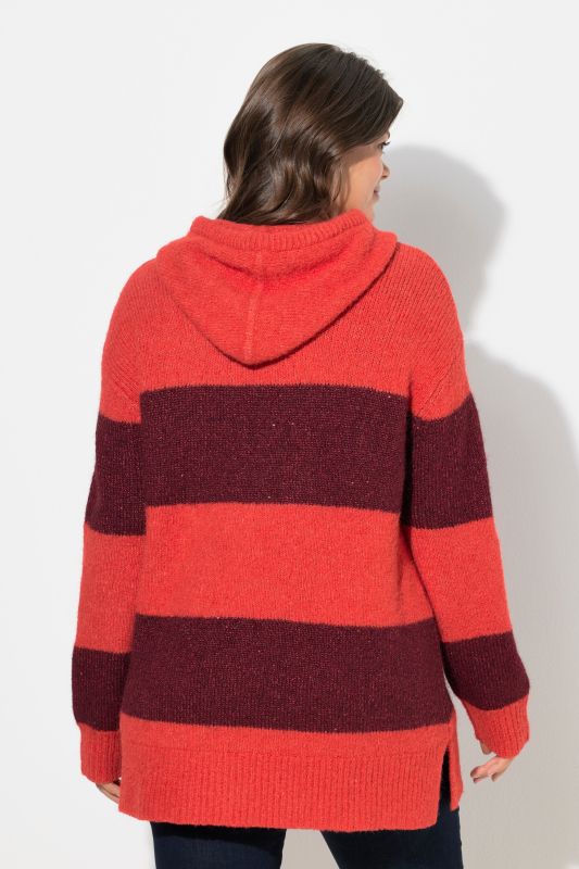 Pull en maille. Capuche et manches longues