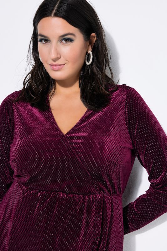 Robe en velours aspect scintillant, esprit cache-cœur, manches longues