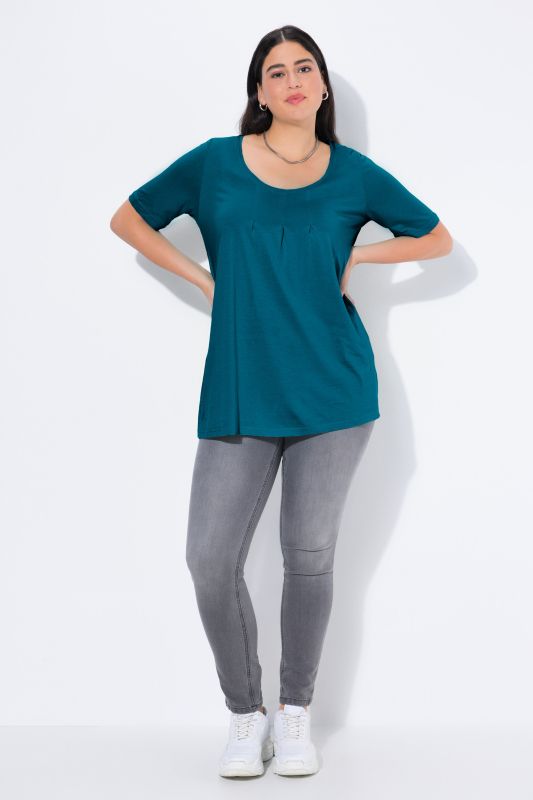 T-shirt en modal. Plis fantaisie, col rond et manches courtes. Coupe évasée