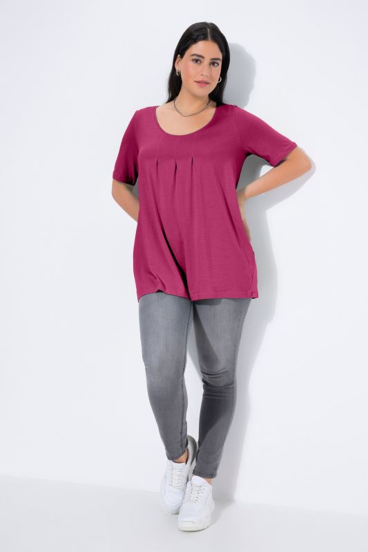 T-shirt en modal. Plis fantaisie, col rond et manches courtes. Coupe évasée