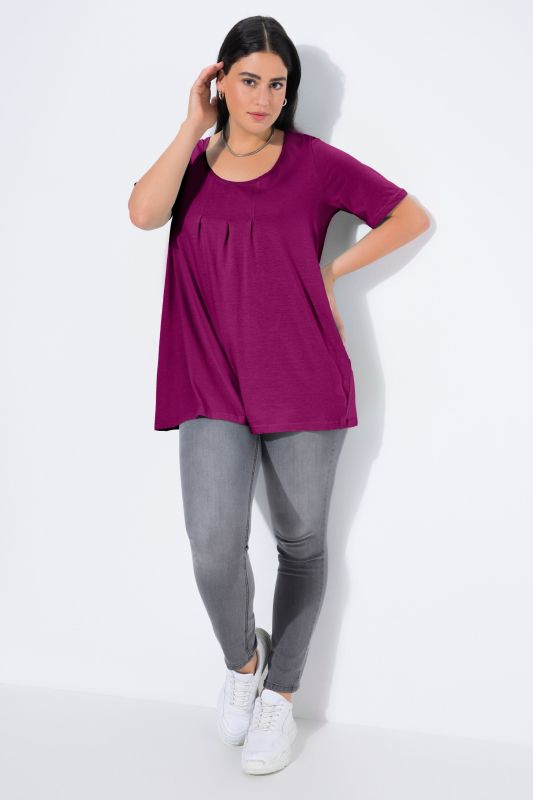 T-shirt en modal. Plis fantaisie, col rond et manches courtes. Coupe évasée