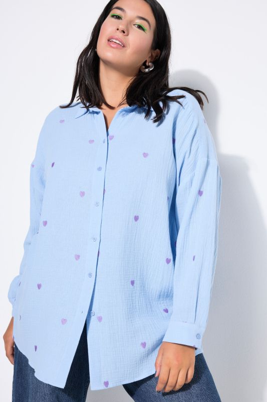 Blouse en mousseline oversized. Cœurs brodés. Col de chemise et manches longues.
