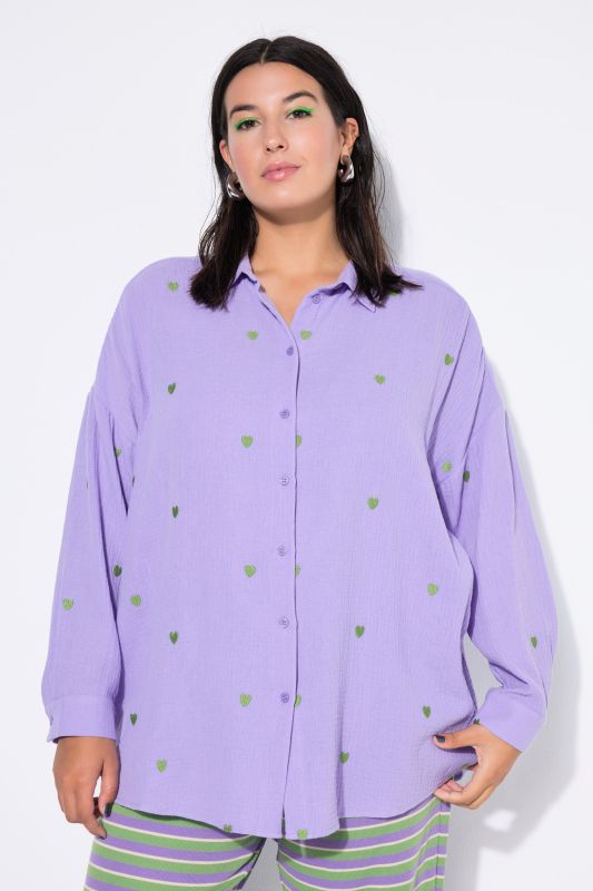 Blouse en mousseline oversized. Cœurs brodés. Col de chemise et manches longues.