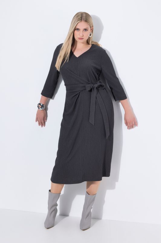 Robe portefeuille, longueur midi, décolleté en V et manches 3/4, ceinture à nouer