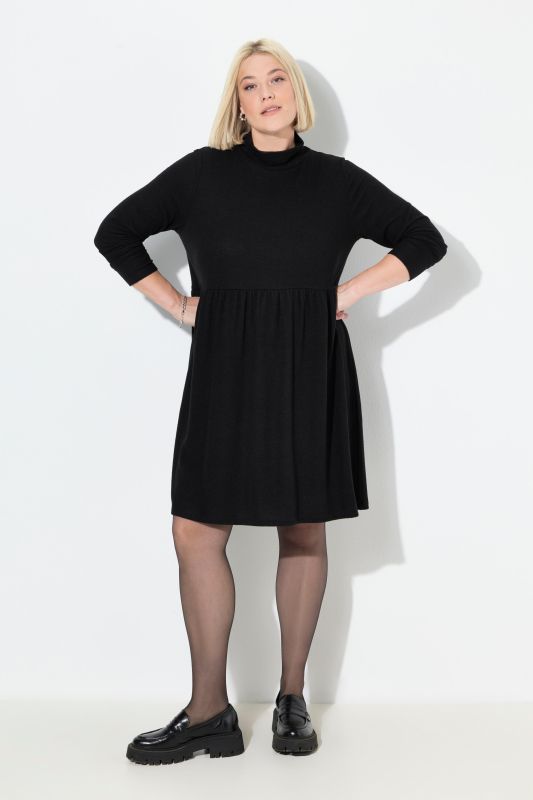 Robe en maille, manches longues et col montant, coupe évasée