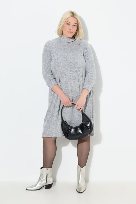 Robe en maille, manches longues et col montant, coupe évasée