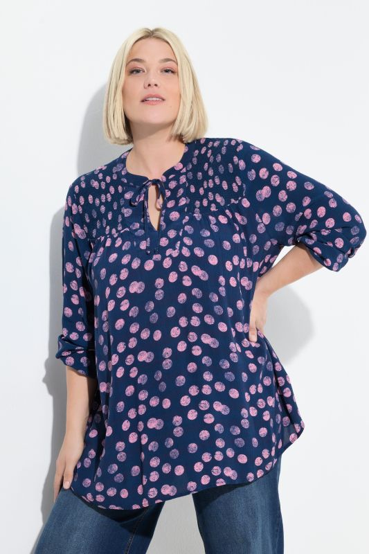 Blouse smockée avec motif à pois, col tunisien et manches longues, coupe évasée