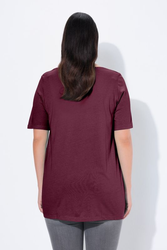T-shirt en modal. Plis fantaisie, col rond et manches courtes. Coupe évasée