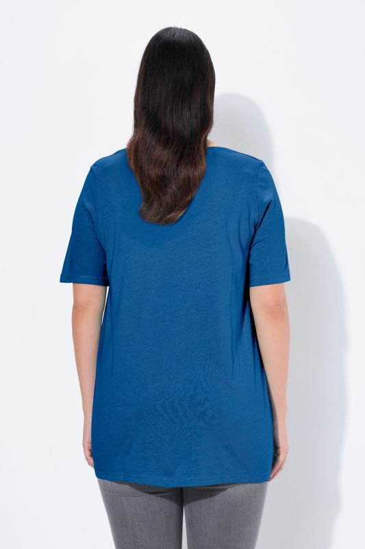 T-shirt en modal. Plis fantaisie, col rond et manches courtes. Coupe évasée
