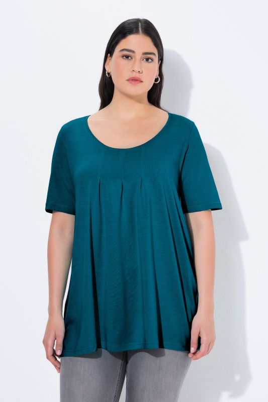 T-shirt en modal. Plis fantaisie, col rond et manches courtes. Coupe évasée
