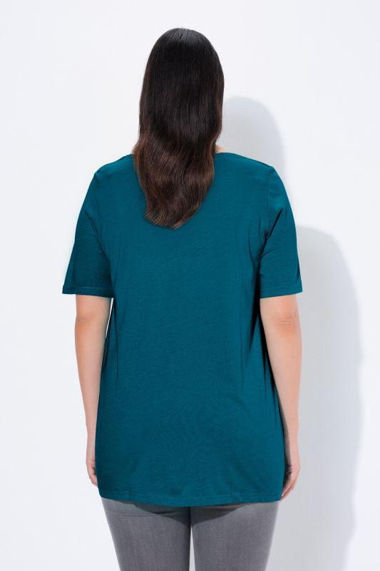 T-shirt en modal. Plis fantaisie, col rond et manches courtes. Coupe évasée