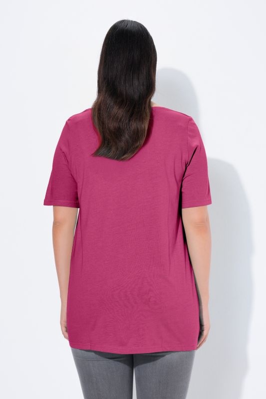 T-shirt en modal. Plis fantaisie, col rond et manches courtes. Coupe évasée