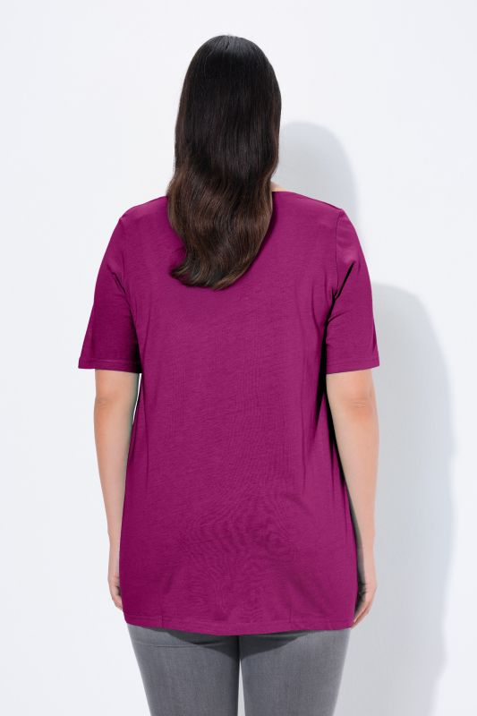 T-shirt en modal. Plis fantaisie, col rond et manches courtes. Coupe évasée