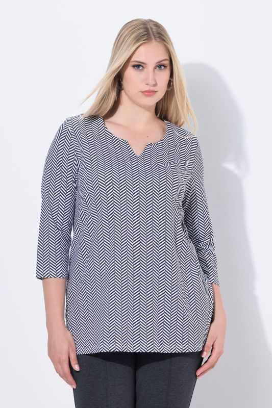 T-shirt manches 3/4 et col tunisien. Motif chevrons. Silhouette en A.