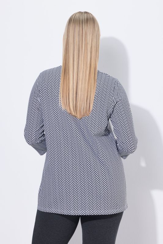 T-shirt manches 3/4 et col tunisien. Motif chevrons. Silhouette en A.