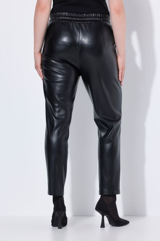 Pantalon 7/8 en similicuir. Passepoils et taille élastique