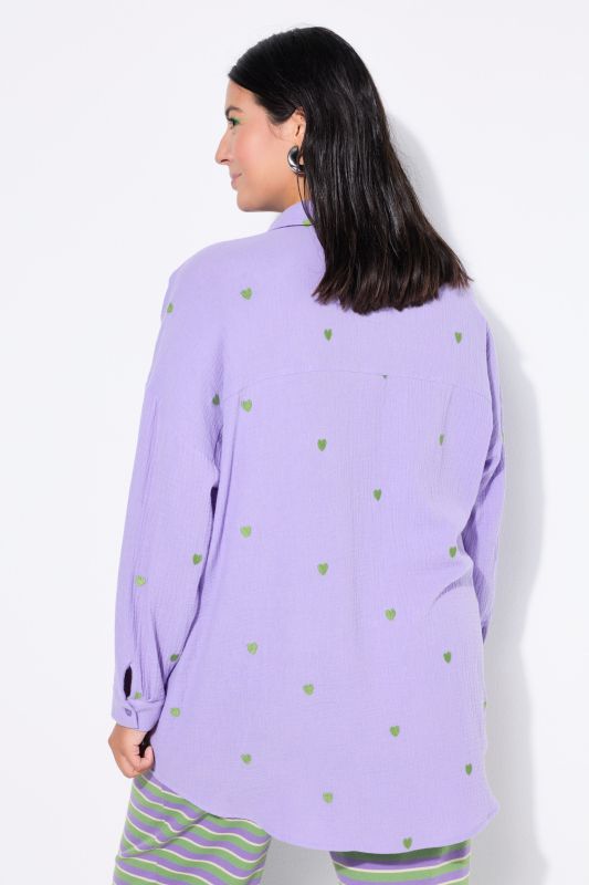 Blouse en mousseline oversized. Cœurs brodés. Col de chemise et manches longues.