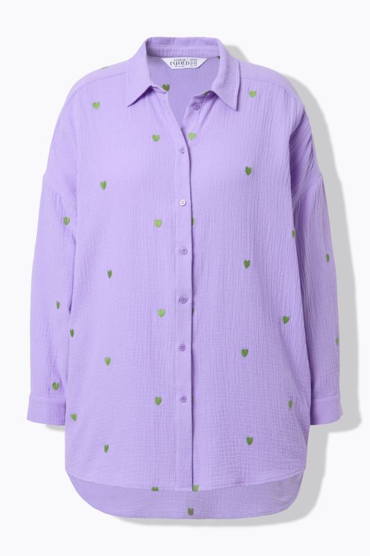 Blouse en mousseline oversized. Cœurs brodés. Col de chemise et manches longues.