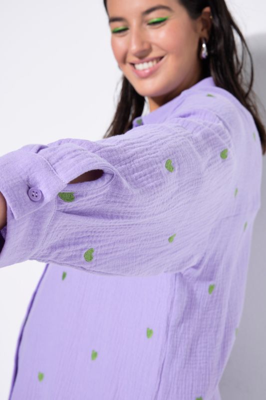 Blouse en mousseline oversized. Cœurs brodés. Col de chemise et manches longues.