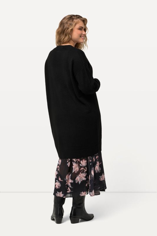 Cardigan en maille fine, profonde encolure en V et patte de boutonnage. Coupe Boxy Fit.