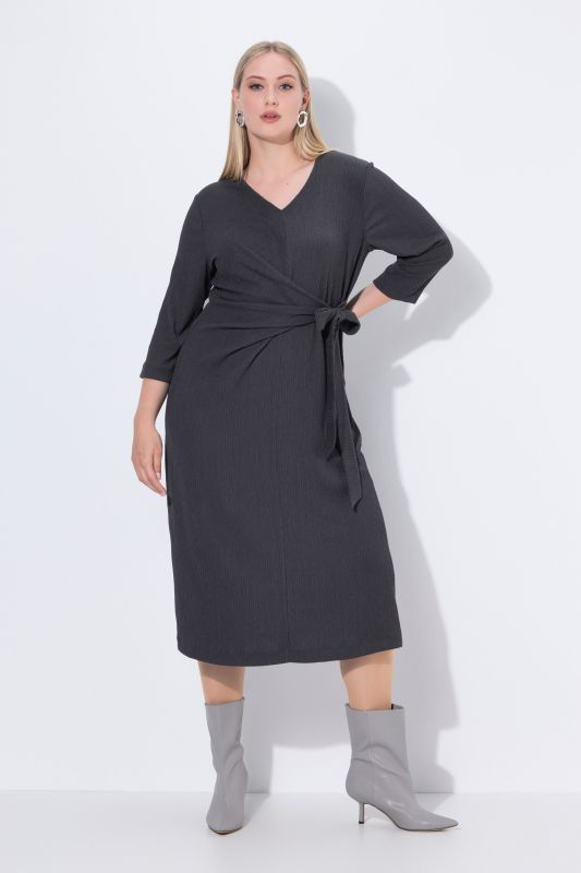 Robe portefeuille, longueur midi, décolleté en V et manches 3/4, ceinture à nouer