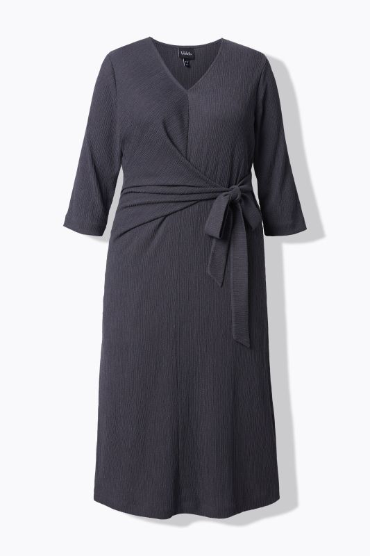 Robe portefeuille, longueur midi, décolleté en V et manches 3/4, ceinture à nouer
