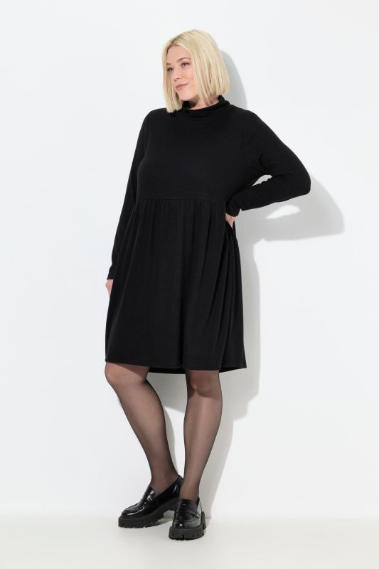 Robe en maille, manches longues et col montant, coupe évasée