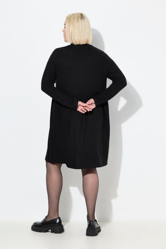 Robe en maille, manches longues et col montant, coupe évasée